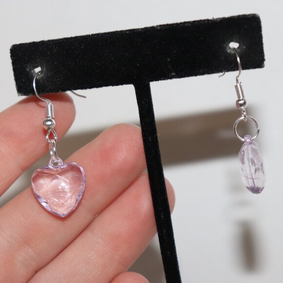 Beautiful NWoT purple heart dangle hook earrings 1.5" tall - Picture 1 of 5